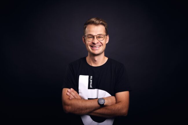Kuvassa hymyilee blogin kirjoittaja Antti Möller